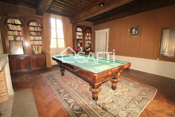 Chateau à rénover avec dépendances, chapelle privée, et ancienne écurie