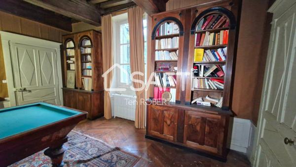 Chateau à rénover avec dépendances, chapelle privée, et ancienne écurie