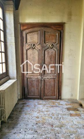 Chateau à rénover avec dépendances, chapelle privée, et ancienne écurie