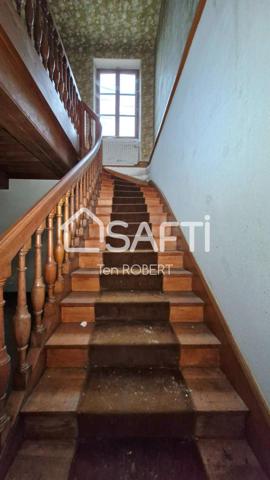 Chateau à rénover avec dépendances, chapelle privée, et ancienne écurie