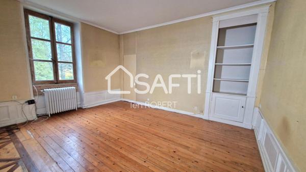 Chateau à rénover avec dépendances, chapelle privée, et ancienne écurie