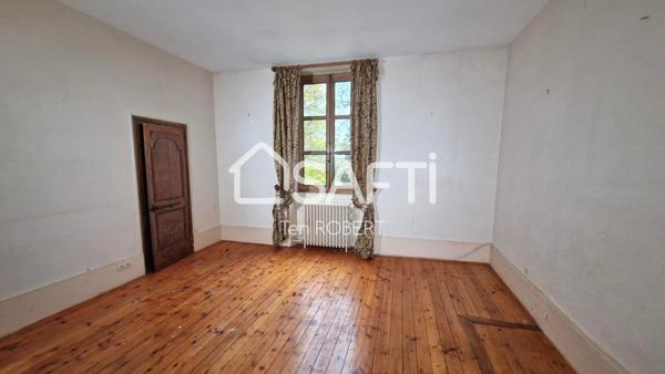 Chateau à rénover avec dépendances, chapelle privée, et ancienne écurie