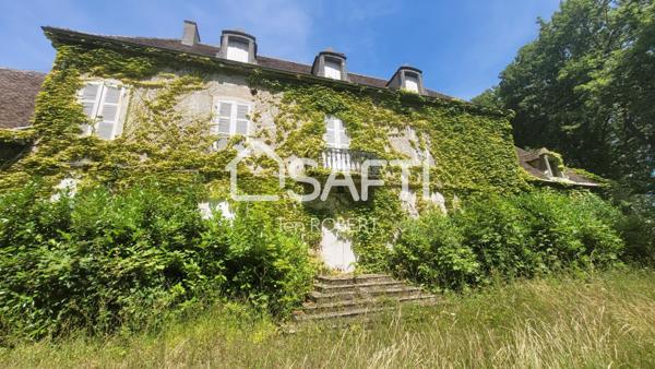 Chateau à rénover avec dépendances, chapelle privée, et ancienne écurie