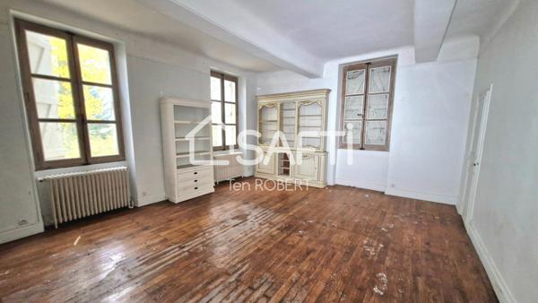 Chateau à rénover avec dépendances, chapelle privée, et ancienne écurie