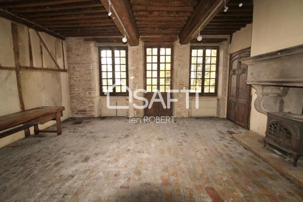 Chateau à rénover avec dépendances, chapelle privée, et ancienne écurie