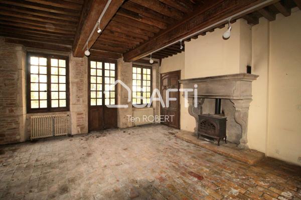 Chateau à rénover avec dépendances, chapelle privée, et ancienne écurie