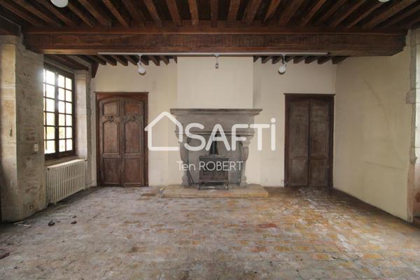 Chateau à rénover avec dépendances, chapelle privée, et ancienne écurie