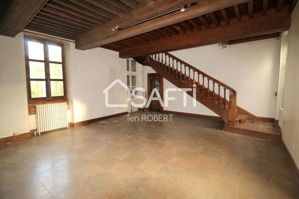 Chateau à rénover avec dépendances, chapelle privée, et ancienne écurie