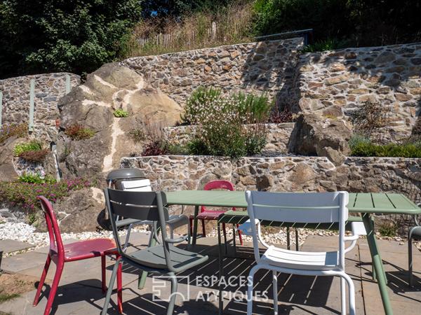 Maison de ville réinterprétée et son jardin insoupçonné