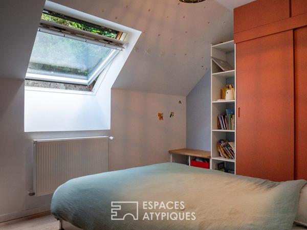 Maison de ville réinterprétée et son jardin insoupçonné