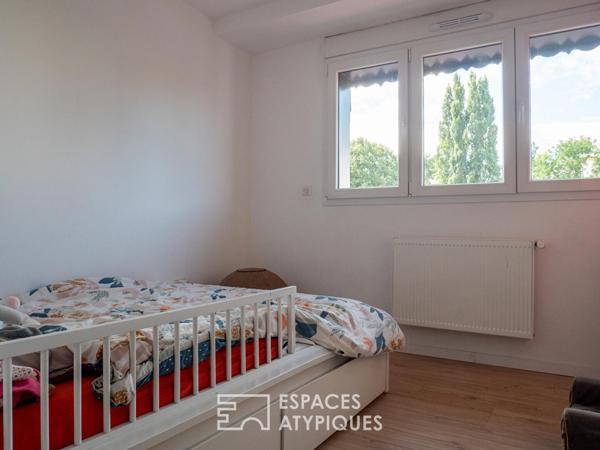 Maison de ville réinterprétée et son jardin insoupçonné