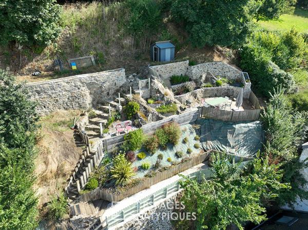 Maison de ville réinterprétée et son jardin insoupçonné