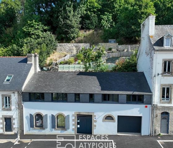 Maison de ville réinterprétée et son jardin insoupçonné