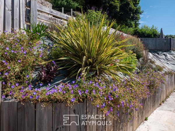 Maison de ville réinterprétée et son jardin insoupçonné