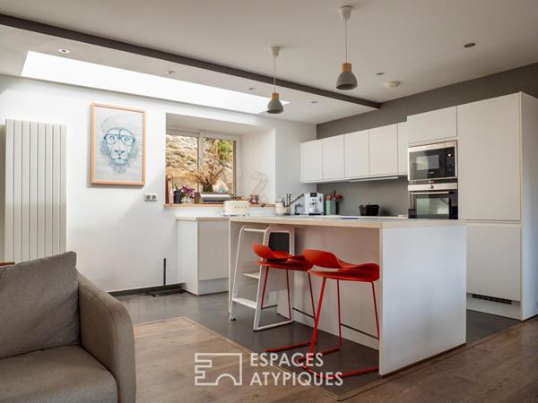 Maison de ville réinterprétée et son jardin insoupçonné
