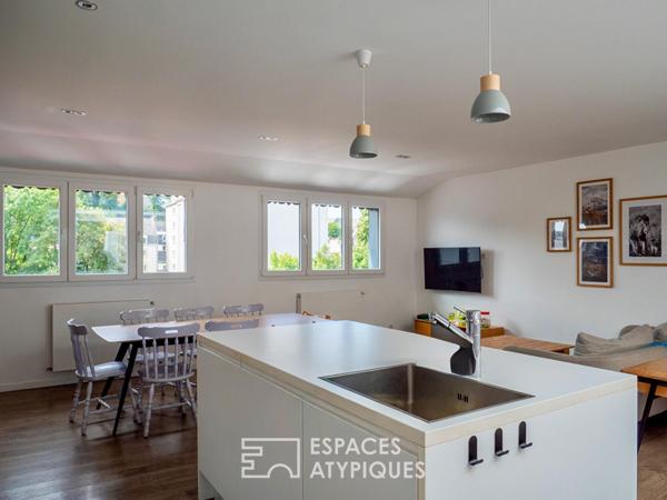 Maison de ville réinterprétée et son jardin insoupçonné