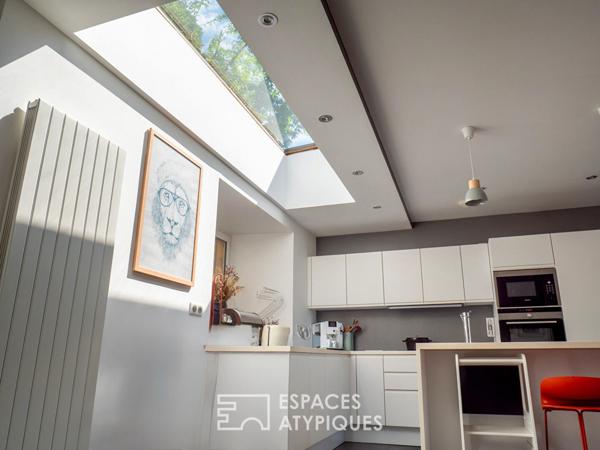Maison de ville réinterprétée et son jardin insoupçonné