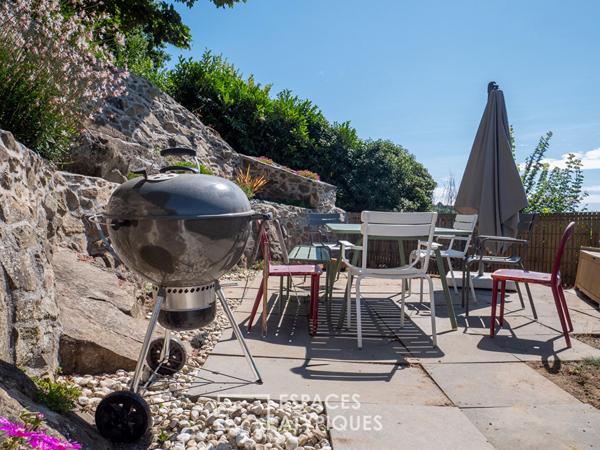 Maison de ville réinterprétée et son jardin insoupçonné