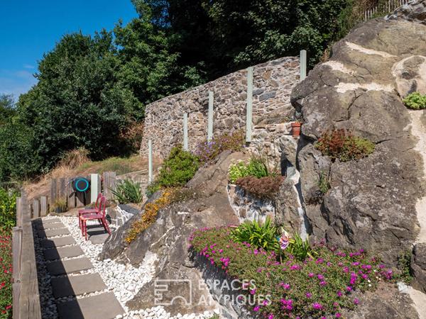 Maison de ville réinterprétée et son jardin insoupçonné