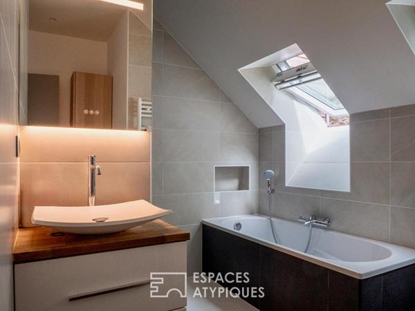 Maison de ville réinterprétée et son jardin insoupçonné