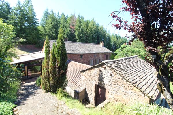 Saint-Juéry (12550) Propriété de 226 m² avec piscine, dépendances et grand terrain arboré