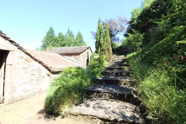 Saint-Juéry (12550) Propriété de 226 m² avec piscine, dépendances et grand terrain arboré