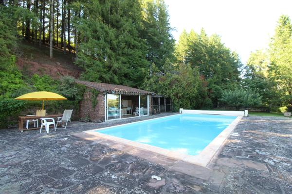 Saint-Juéry (12550) Propriété de 226 m² avec piscine, dépendances et grand terrain arboré