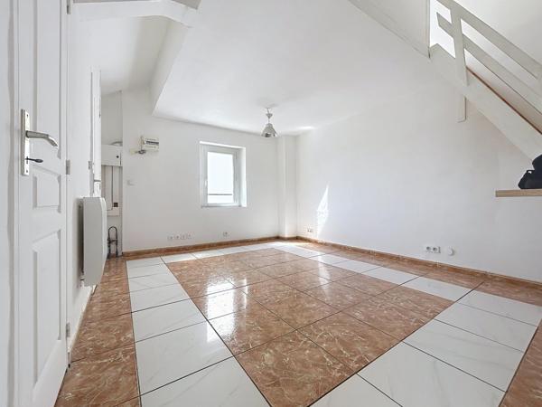 Appartement de type T2 de 55 m² au sol, Cave carrelée de 20 m², 1 emplacement de stationnement voiture + 1 pour deux roues