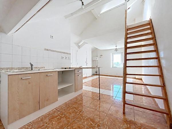 Appartement de type T2 de 55 m² au sol, Cave carrelée de 20 m², 1 emplacement de stationnement voiture + 1 pour deux roues