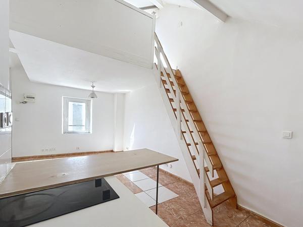 Appartement de type T2 de 55 m² au sol, Cave carrelée de 20 m², 1 emplacement de stationnement voiture + 1 pour deux roues