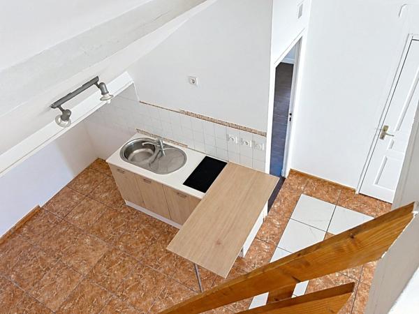 Appartement de type T2 de 55 m² au sol, Cave carrelée de 20 m², 1 emplacement de stationnement voiture + 1 pour deux roues