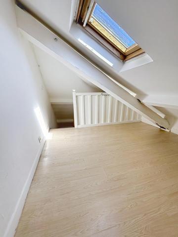 Appartement de type T2 de 55 m² au sol, Cave carrelée de 20 m², 1 emplacement de stationnement voiture + 1 pour deux roues