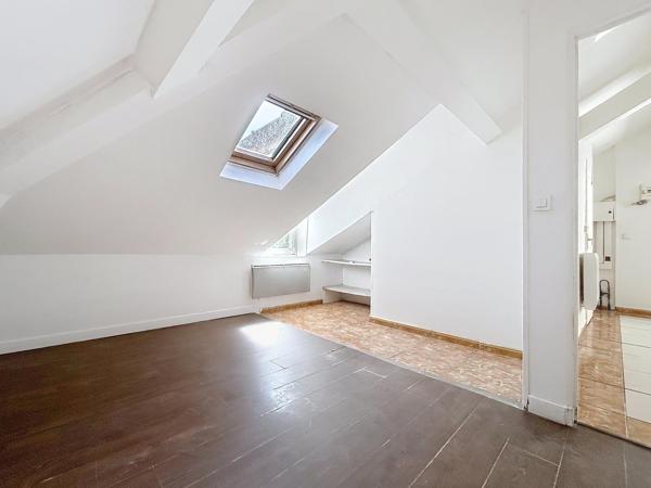 Appartement de type T2 de 55 m² au sol, Cave carrelée de 20 m², 1 emplacement de stationnement voiture + 1 pour deux roues
