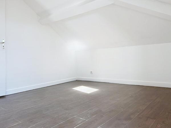 Appartement de type T2 de 55 m² au sol, Cave carrelée de 20 m², 1 emplacement de stationnement voiture + 1 pour deux roues
