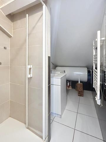 Appartement de type T2 de 55 m² au sol, Cave carrelée de 20 m², 1 emplacement de stationnement voiture + 1 pour deux roues