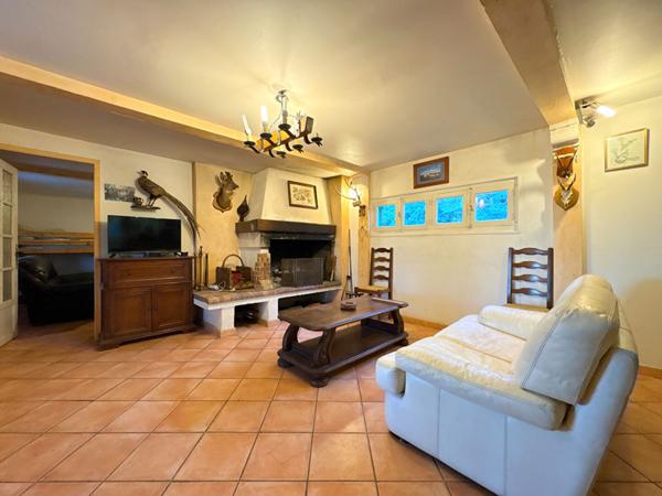 À VENDRE EN EXCLUSIVITÉ 84120 BEAUMONT-DE-PERTUIS CHALET EN BOIS SUR TERRAIN DE 3 985 m²