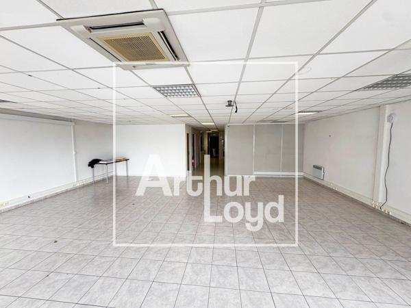 Bureaux à louer à Mauguio dans immeuble indépendant avec parking