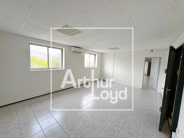 Bureaux à louer à Mauguio dans immeuble indépendant avec parking