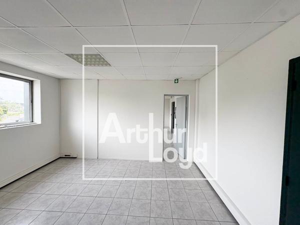 Bureaux à louer à Mauguio dans immeuble indépendant avec parking