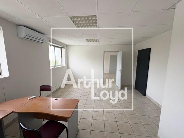 Bureaux à louer à Mauguio dans immeuble indépendant avec parking