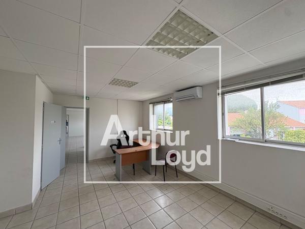 Bureaux à louer à Mauguio dans immeuble indépendant avec parking