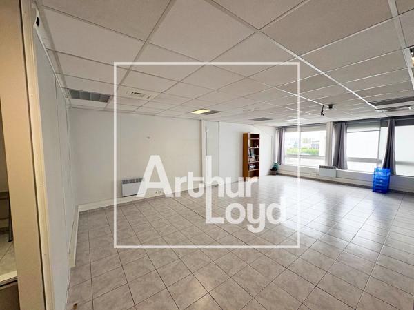 Bureaux à louer à Mauguio dans immeuble indépendant avec parking