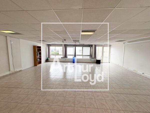 Bureaux à louer à Mauguio dans immeuble indépendant avec parking