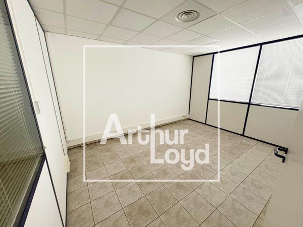 Bureaux à louer à Mauguio dans immeuble indépendant avec parking