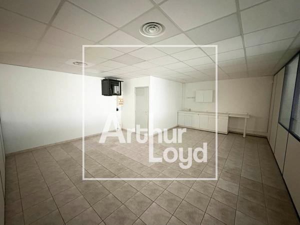 Bureaux à louer à Mauguio dans immeuble indépendant avec parking