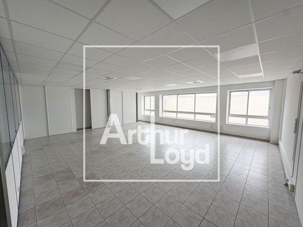 Bureaux à louer à Mauguio dans immeuble indépendant avec parking