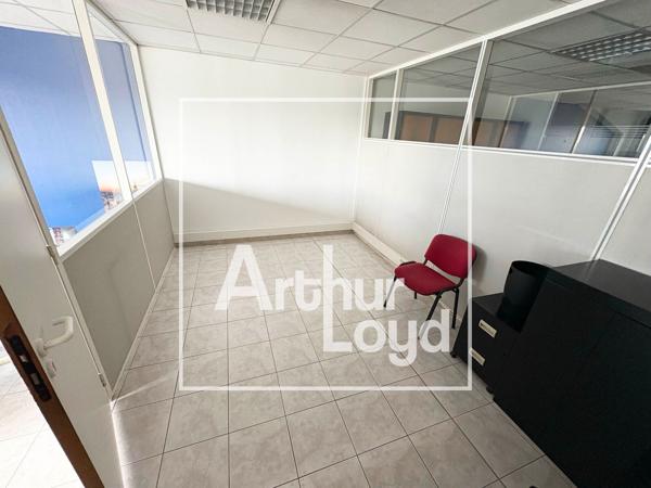 Bureaux à louer à Mauguio dans immeuble indépendant avec parking