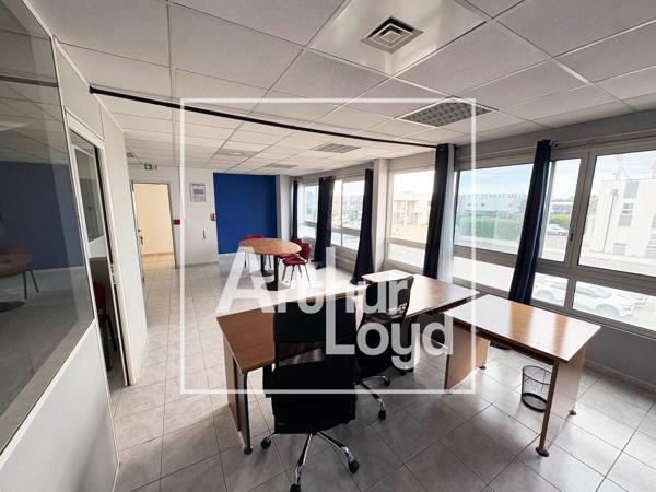 Bureaux à louer à Mauguio dans immeuble indépendant avec parking