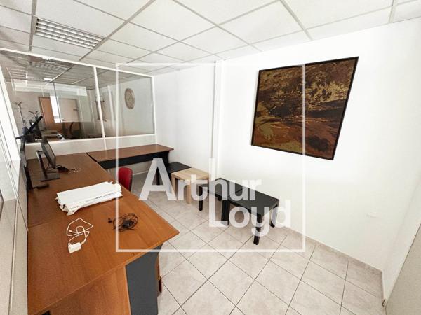 Bureaux à louer à Mauguio dans immeuble indépendant avec parking