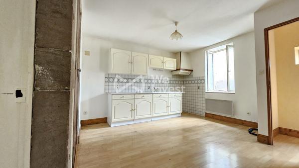 Immeuble, un local commercial et deux appartements
